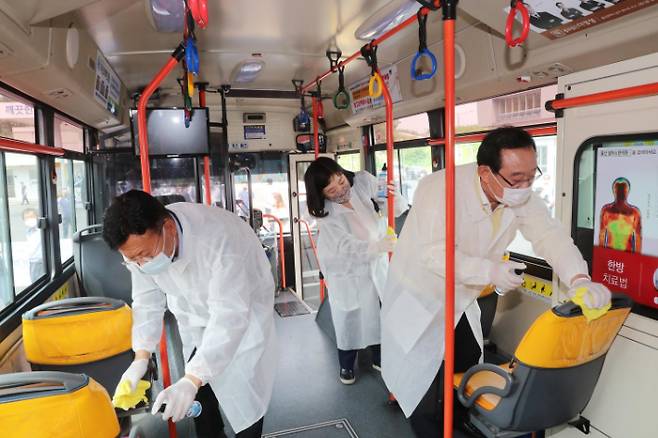 송철호 울산시장과 이선호 울주군수가 지난해 7월 덕하차고지에서 시내버스 방역을 하고 있다. 울산시 제공