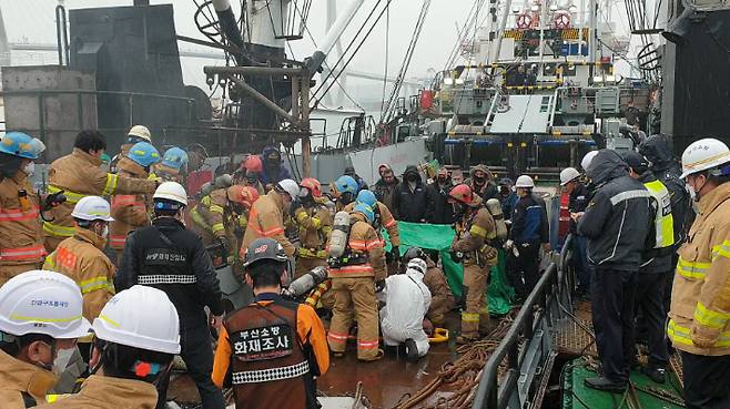 부산 영도구 선박 화재 현장에서 소방이 부상자를 구조하고 있다. 부산소방재난본부 제공