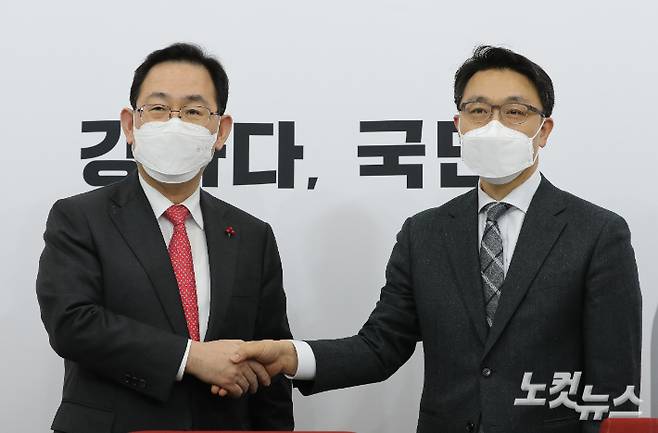 주호영 국민의힘 원내대표가 26일 국회에서 김진욱 고위공직자범죄수사처(공수처) 처장을 접견하고 있다. 윤창원 기자