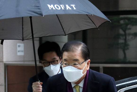정의용 외교부 장관 후보자 출근길 - 정의용 외교부 장관 후보자가 26일 오전 서울 종로구 외교부 청사 인근 사무실로 출근하고 있다. 2021.1.26 연합뉴스