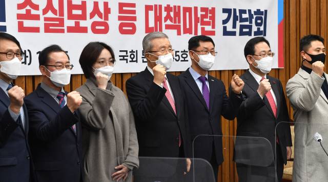 김종인(가운데) 국민의힘 비상대책위원장과 주호영(오른쪽에서 두번째) 원내대표가 26일 오후 서울 여의도 국회에서 열린 코로나19 피해 소상공인 손실보상 등 대책 마련 간담회에 앞서 기념촬영을 하고 있다. /연합뉴스