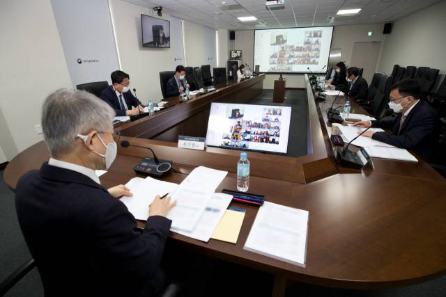 최기영(오른쪽 ) 과학기술정보통신부 장관이 26일 오후 세종특별자치시 세종파이낸스센터 과기정통부 영상회의실에서 열린 '제4차 5G+ 전략위원회' 에 참석해 인사말을 하고 있다./사진제공=과학기술정보통신부