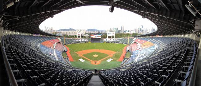 지난해 10월11일 서울 잠실야구장에서 프로야구 NC 다이노스와 LG 트윈스의 경기가 무관중으로 열리고 있다. 연합뉴스
