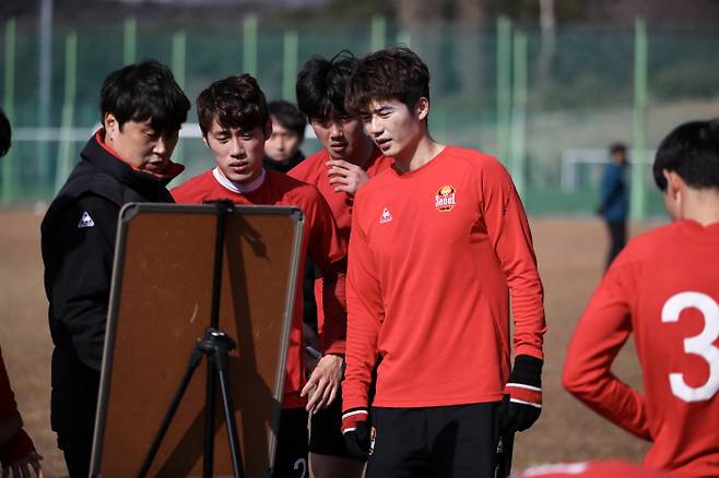 FC 서울 기성용(오른쪽)과 한찬희가 지난 25일 창원축구센터 보조구장에서 열린 팀 훈련에서 유경렬 수석코치의 전술 지시를 듣고 있다. 프로축구연맹 제공