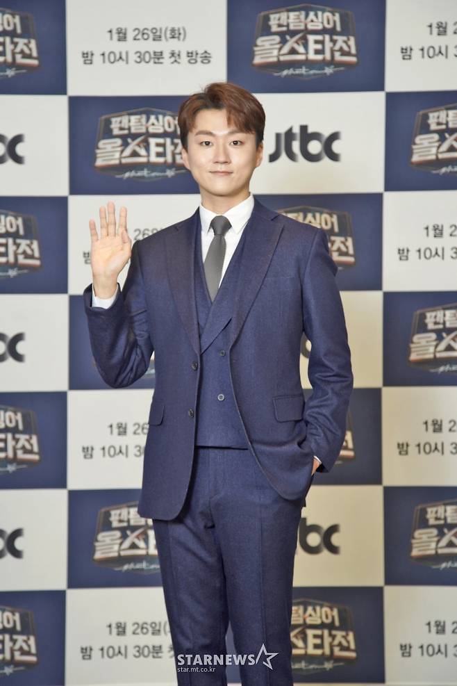 포레스텔라 조민규 '매력적인 손인사'[★포토]