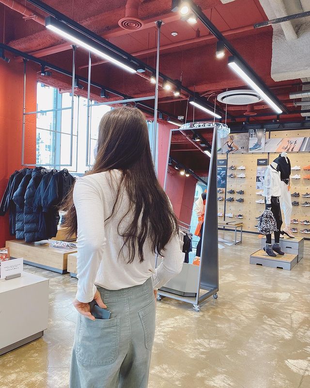 On the 25th, Han Chae-ah posted several photos on his instagram.Han Chae-ah added with the photo, Im not here to buy mine...Ill see you, adding, Ill just try it on.Han Chae-ah, in the photo, was seen visiting a clothing store; he not only looked at various T-shirts carefully, but also tried them on.The slender Han Chae-ah glamour catches the eye.Meanwhile, Han Chae-ah is married to Cha Se-chi, the son of former soccer coach Cha Bum-geun, and has a daughter./ Photo = Han Chae-ah Instagram