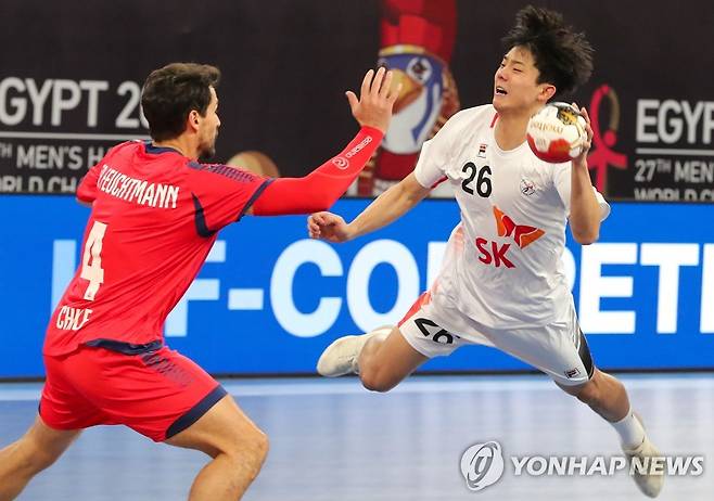 칠레와 경기에서 슛을 던지는 김진영. [AFP=연합뉴스]