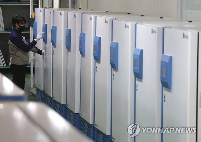 '코로나19 백신은 우리가 지킨다' (동두천=연합뉴스) 이정훈 기자 = 코로나19 백신 접종을 한 달여 앞둔 지난 21일 오후 경기 동두천시 일신바이오베이스에서 한 직원이 출고를 앞둔 백신 보관용 초저온 냉동고를 검수하고 있다. 2021.1.21 uwg806@yna.co.kr[연합뉴스]