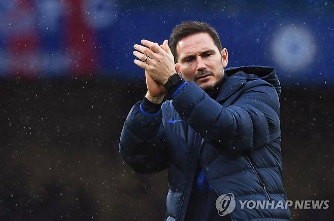 박수 못 받고 떠나는 램퍼드 [EPA=연합뉴스 자료사진]