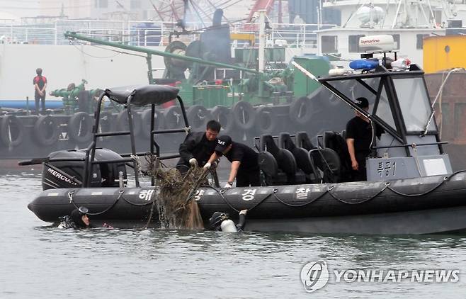 인천 앞바다서 해양쓰레기 수거 [연합뉴스 자료사진]