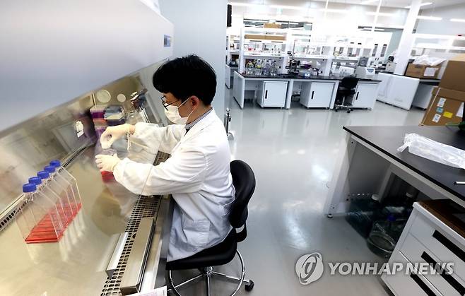 지난해 12월 30일 경기 성남시 셀리드 세포유전자치료제GMP센터에서 백신 개발 연구를 하는 연구원의 모습 [연합뉴스 자료사진]