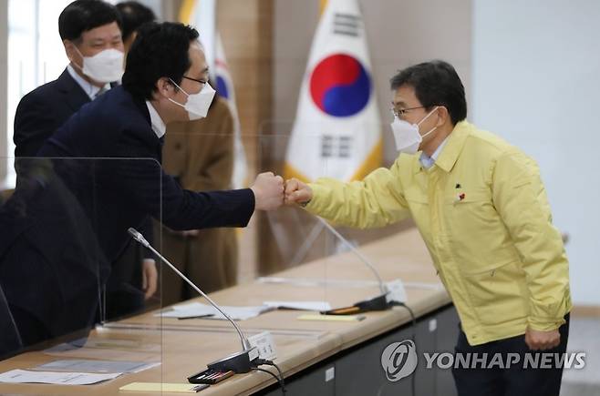 코로나19 백신 접종 방안 첫 회의 (청주=연합뉴스) 천경환 기자 = 26일 오전 충북 청주 질병관리청에서 열린 '백신 접종 의정공동위원회'에서 권덕철 보건복지부 장관과 최대집 대한의사협회장이 주먹인사를 하고 있다. 2021.1.26 kw@yna.co.kr