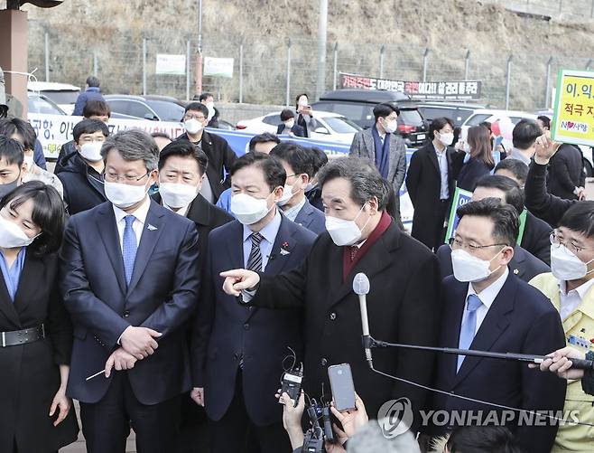 부산 가덕도 신공항 예정지 방문한 이낙연 대표 (부산=연합뉴스) 강덕철 기자 = 더불어민주당 이낙연 대표가 21일 오후 부산 강서구 대항전망대에서 가덕도신공항에 대한 기자들 질문에 답하고 있다.  2021.1.21 kangdcc@yna.co.kr