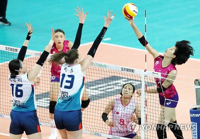 이재영 '내 공격을 받아라' (인천=연합뉴스) 윤태현 기자 = 26일 인천 계양체육관에서 열린 여자프로배구 인천 흥국생명 핑크스파이더스와 서울 GS칼텍스 KIXX 배구단의 경기. 1세트 흥국생명 이재영(오른쪽 첫 번째)이 스파이크를 하고 있다. 2021.1.26 tomatoyoon@yna.co.kr