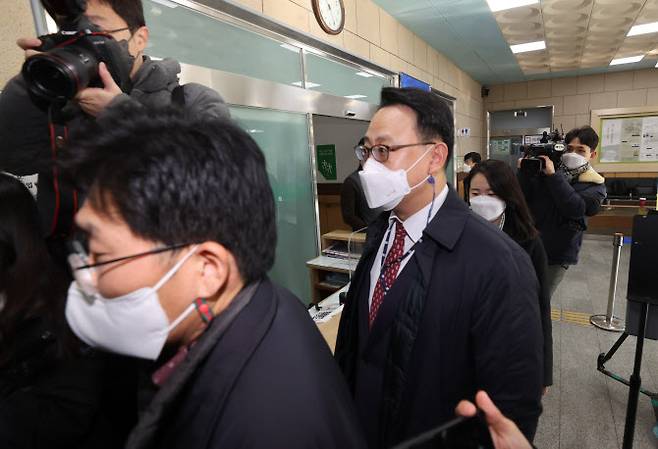 이용구 법무부 차관의 택시 기사 폭행 사건을 수사 중인 검찰이 서울 서초경찰서에 대한 압수수색에 들어간 27일 오전 검찰 관계자들이 형사과로 들어가고 있다. (사진= 연합뉴스)