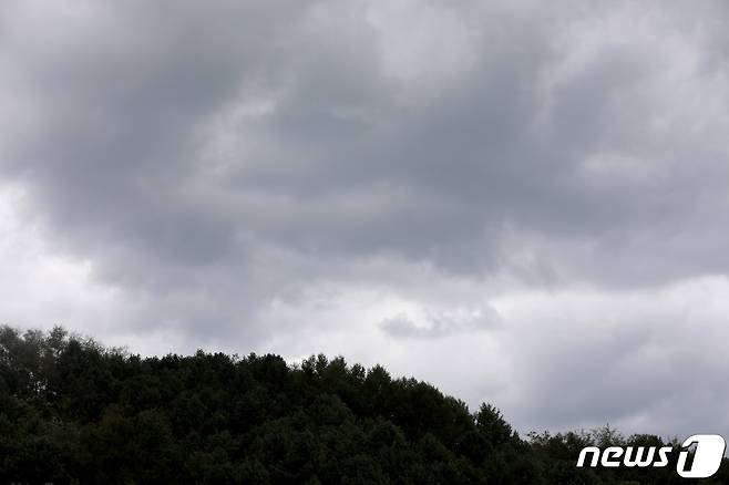 강원도 횡성군 횡섬댐에서 바라본 하늘.검은색 먹구름이 끼고 흐린 상태를 보이고있다. 2019.10.21/뉴스1 © News1 장시원 인턴기자
