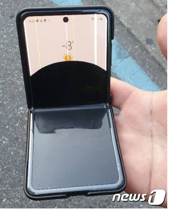 온라인 커뮤니티에 추운 날씨 탓에 갤럭시Z플립 액정이 파손됐다고 사진과 글이 게재됐다. © 뉴스1