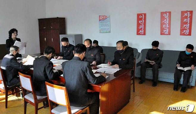 (평양 노동신문=뉴스1) = 북한 혜산농림대학에서 제8차 노동당 대회 관련 토의를 진행하는 모습. [국내에서만 사용가능. 재배포 금지. DB 금지. For Use Only in the Republic of Korea. Redistribution Prohibited] rodongphoto@news1.kr