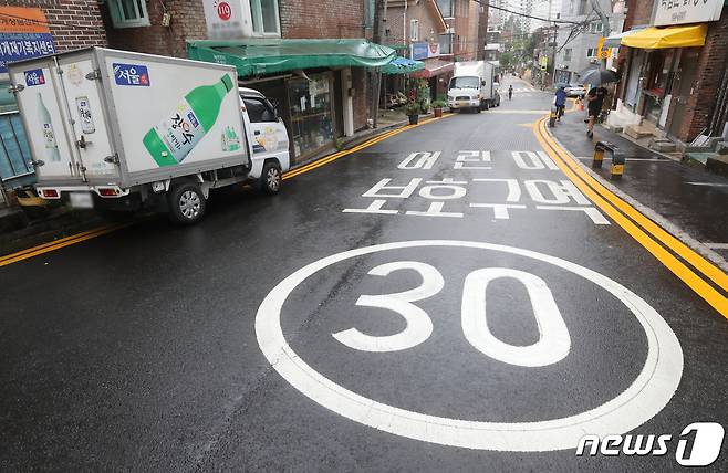 서울 종로구 한 초등학교 앞 도로에 차량들이 주차돼 있다.  2020.8.3/뉴스1 © News1 송원영 기자