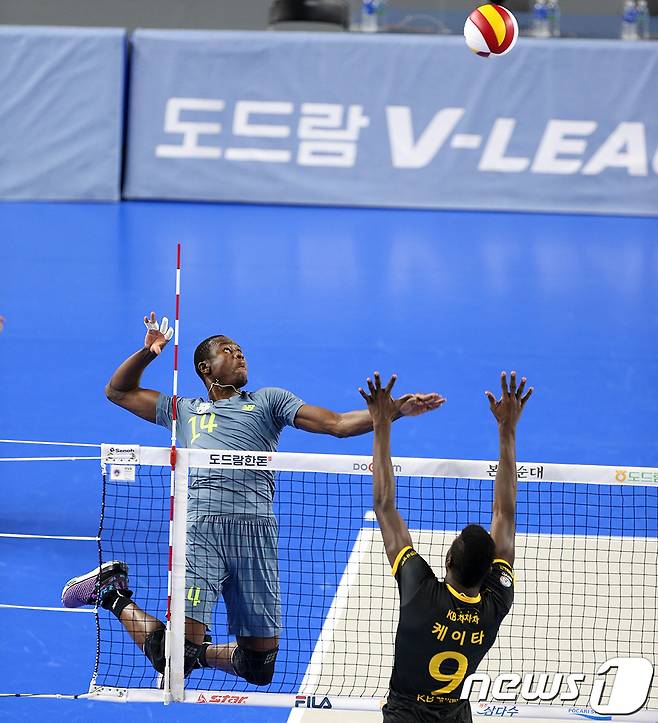 23일 충남 천안 유관순체육관에서 열린 도드람 2020-2021 V-리그 현대캐피탈과 KB손해보험의 경기에서 현대캐피탈 다우디가 공격을 시도하고 있다. (현대캐피탈 배구단 제공) 2021.1.23/뉴스1