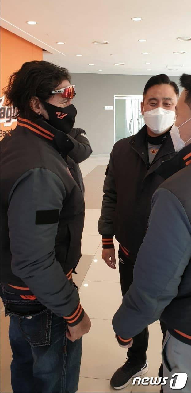 한화 이글스 카를로스 수베로 감독이 서산훈련장을 찾았다. 왼쪽이 수베로 감독 오른쪽은 최원호 2군 감독. (한화 이글스 제공)© 뉴스1