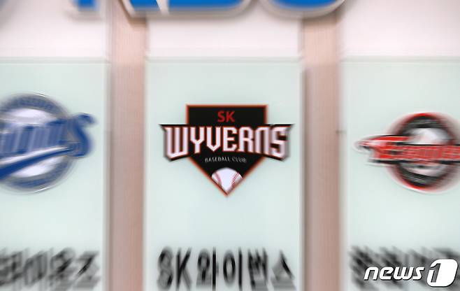 신세계그룹이 역대 최고 인수 금액인 1352억8000만원에 프로야구 SK 와이번스 구단을 인수했다. SK텔레콤과 신세계그룹은 'SK와이번스' 야구단을 신세계그룹이 인수하는데 합의하고 관련 업무협약(MOU)을 체결했다고 26일 밝혔다. 이번 업무협약으로 신세계그룹의 이마트는 SK텔레콤이 보유하고 있는 SK와이번스 지분 100%를 인수하게 되고, 연고지는 인천으로 유지한다. 새로운 구단 네이밍과 엠블럼, 캐릭터 등도 조만간 확정하고, 3월 중 정식으로 출범할 계획이다. 사진은 이날 서울 강남구 야구회관에 설치된 SK와이번스 엠블럼. 2021.1.26/뉴스1 © News1 구윤성 기자