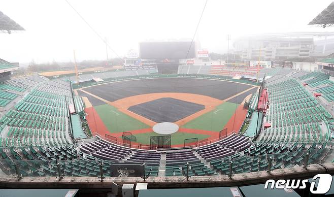 26일 신세계그룹이 역대 최고 인수 금액으로 프로야구 SK 와이번스 구단을 인수했다. 신세계그룹 이마트는 SK텔레콤과 '주식 및 자산 매매를 위한 양해각서'(MOU)를 체결하고 SK와이번스 주식 100%와 부동산을 1352억8000만원에 인수한다고 밝혔다. 사진은 이날 인천 미추홀구 인천SK행복드림구장. 2021.1.26/뉴스1 © News1 황기선 기자