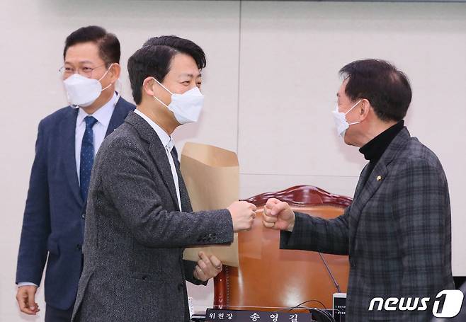 송영길 외통위원장(왼쪽부터), 김영호 더불어민주당 간사, 김석기 국민의힘 간사가 27일 서울 여의도 국회에서 열린 외교통일위원회 전체회의에서 정의용 외교부 장관 후보자의 인사청문회 계획서를 채택한 후 인사를 나누고 있다. 2021.1.27/뉴스1 © News1 박세연 기자