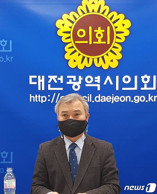 대전시의회 코로나19와 청소년연구회 회장인 정기현 의원이 27일 '코로나19 이후 교육환경 변화에 의한 청소년의 삶의 변화' 최종 연구결과를 발표하고 있다.© 뉴스1