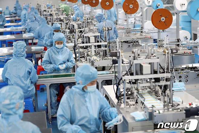 중국의 마스크 제조공장. © AFP=뉴스1