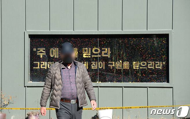 광주 TCS국제학교에서 109명의 집단감염이 발생한 가운데 7일 오전 광주 광산구 TCS국제학교에서 한 시민이 분노를 참지 못 하고 건물 외벽에 계란을 던진 후 걸어나오고 있다. 서구에서 식당을 운영하고 있다고 밝힌 이 남성은 '교회때문에 모두가 힘들다. 교회가 무슨 치외법권이라도 되느냐'며 분통을 터뜨렸다.2021.1.27/뉴스1 © News1 정다움 기자