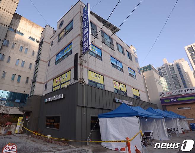 27일 오전 광주광역시 광산구 소재 TCS국제학교 앞이 한산한 모습을 보이고 있다. 광주시에 따르면 해당 TCS국제학교와 관련해 신종 코로나바이러스 감염증(코로나19) 확진자가 하루 사이 115명이 발생했다. 광주에서는 첫 세자리 수 확진이다.2021.1.27/뉴스1 © News1 정다움 기자