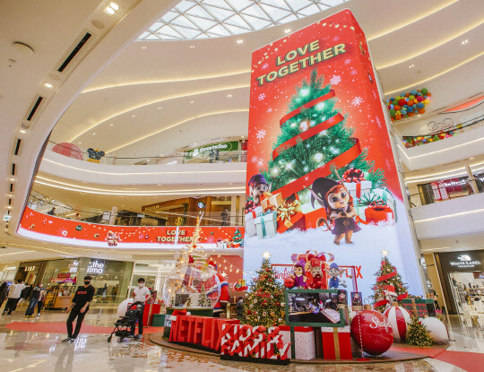 스타필드가 크리스마스 시즌을 맞아 각 점포에 크리스마스 트리를 설치했다. 사진| 신세계프라퍼티 제공