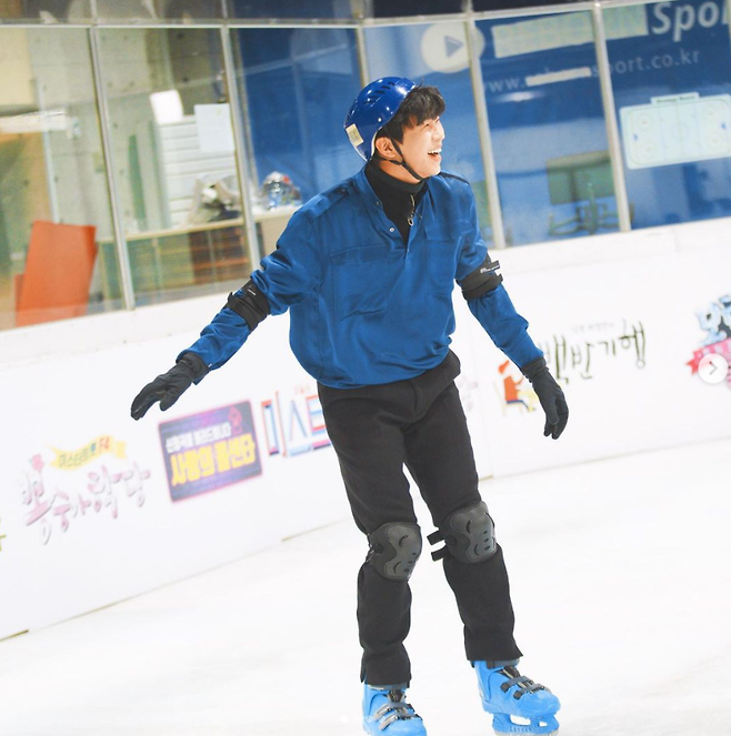 Mr. Trotman is riding the Ice skate and returning to the concentric smile is revealed to the public.Mr. Trot said on the official SNS on the 27th, Run ~ ~ ~ Today Mr. Trotman runs to see you ~ ~ ~ ~ ~ ~ I wonder who is the throne of the king!And posted a preliminary cut of the TV Chosun King King Sejong Institute broadcasted on this day.In the picture Mr Trotman is smiling like a child with a blue helmet, elbow protector knee protector.Singer Jang Min-ho, Kim Hee-jae, Lee Chan-won, and Young Tak took a relaxed pose, while Lim Young-woong laughed with a sloppy expression, raising questions about his skating skills.The trailer released on the homepage on the day featured Lee Sang-hwa, an ice prize winner, and Mr. Trot stars who were skating training were drawn.Especially, Young Tak in hot pink clothes was revealed on the Ice, and it was curious.Young Tak was absent from the broadcast on the 20th, but he will appear on the broadcast on the day.Photo Sources TV Chosun