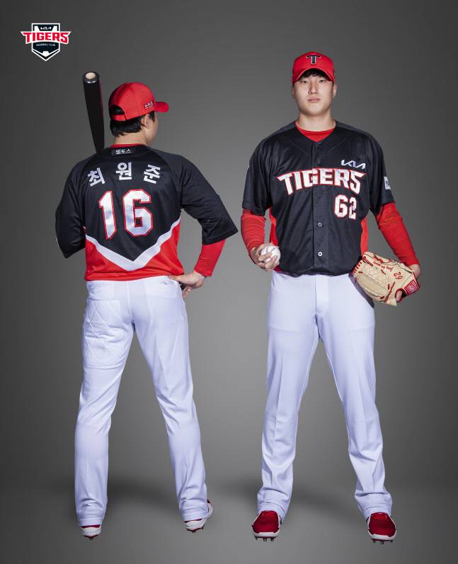 KIA 최원준(왼쪽)과 정해영이 그룹 CI 변경에 따른 새 원정 유니폼을 입고 포즈를 취하고 있다. 제공=KIA 타이거즈