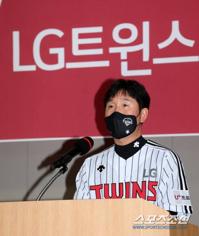LG 트윈스의 류지현 신임 감독의 취임식 및 공식 기자회견이 19일 잠실구장에서 열렸다. 류지현 감독이 취재진의 질문에 답하고 있다. 잠실=허상욱 기자 wook@sportschosun.com/2020.11.19/