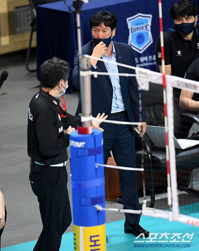 프로배구 남자부 우리카드와 한국전력의 경기가 24일 장충체육관에서 열렸다. 우리카드 신영철 감독이 판정에 항의하고 있다. 장충=허상욱 기자 wook@sportschosun.com/2021.01.24/