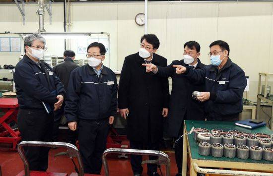 이종호 제2부의장과 심상동 의회운영위원장이 ㈜하이젠모터에 방문해 임직원과 간담회를 가졌다.