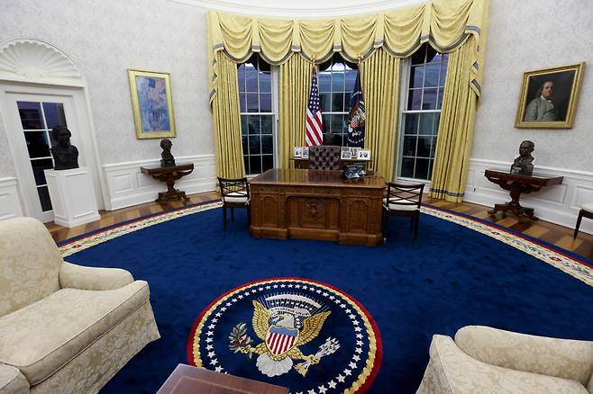 조 바이든 신임 미국 대통령의 집무실. 바닥 한 가운데 국조 흰머리수리를 형상화한 큼지막한 문장이 선명히 보인다. /로이터 연합뉴스