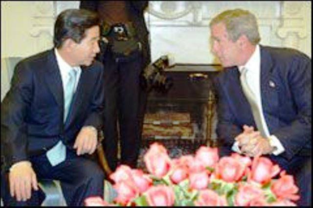 노무현 대통령(왼쪽)이 2003년 5월 14일 오후 백악관에서 열린 조지 W 부시 미국 대통령과의 정상회담에서 양국 간 현안 등에 대해 의견을 교환하고 있다./조선일보 DB