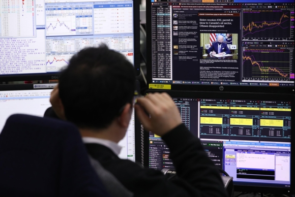 서울 중구 하나은행 본점 딜링룸. /연합뉴스