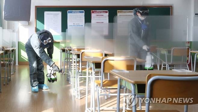 2021학년도 대학수학능력시험을 앞둔 가운데&nbsp;울산시 중구 중앙고등학교에서 방역업체 관계자들이 수능 시험실을 방역하고 있다. 연합뉴스 제공