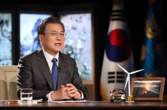 문재인 대통령이 27일 청와대에서 화상으로 열린 2021 세계경제포럼(WEF) 한국정상 특별연설에 참석, 연설하고 있다. 연합뉴스.