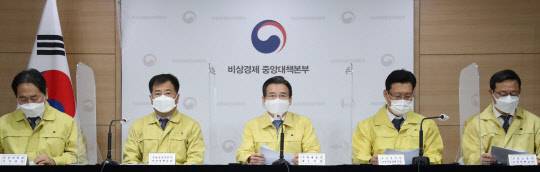 김용범 기획재정부 제1차관(가운데)이 27일 정부서울청사에서 열린 제28차 비상경제 중대본 회의 겸 2021년 제1차 혁신성장전략회의를 마친 후 브리핑하고 있다. 연합뉴스.