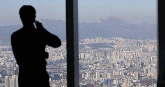 서울 송파구 롯데월드타워 전망대 서울스카이에서 바라본 서울 시내 아파트 단지 모습. <연합뉴스>