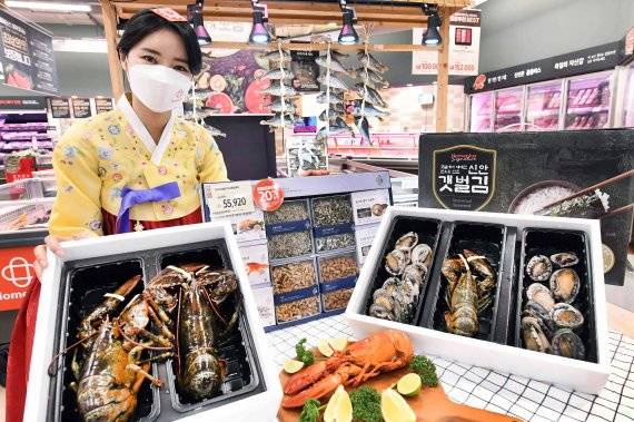 모델이 27일 서울 등촌동 홈플러스 강서점에서 ‘활점보랍스터 선물세트’를 비롯한 다양한 수산 선물세트를 선보이고 있다.