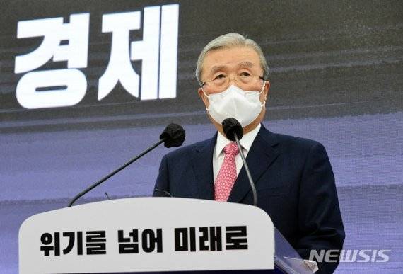 김종인 국민의힘 비상대책위원장이 27일 서울 여의도 국회에서 온·오프라인 방식으로 신년 기자회견을 갖고 있다. / 뉴시스