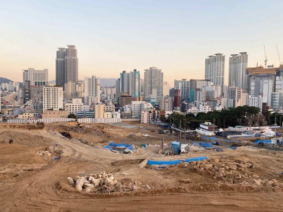 한때 온천장을 중심으로 번화했던 부산의 전통 부촌 동래구가 노후화된 일대를 정비하고 새로운 주거타운으로 부활을 꿈꾸고 있다. 부산 동래구 온천4구역 재개발 사업장 전경