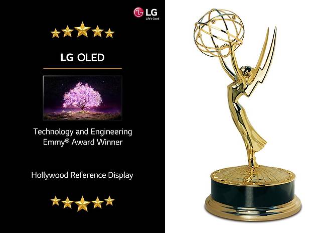 LG전자 올레드 TV가 미국 텔레비전예술과학아카데미(NATAS)로부터 기술공학 에미상(Technology and Engineering Emmy Award)을 받았다. 사진은 LG 올레드 TV와 에미상 트로피. LG전자 제공