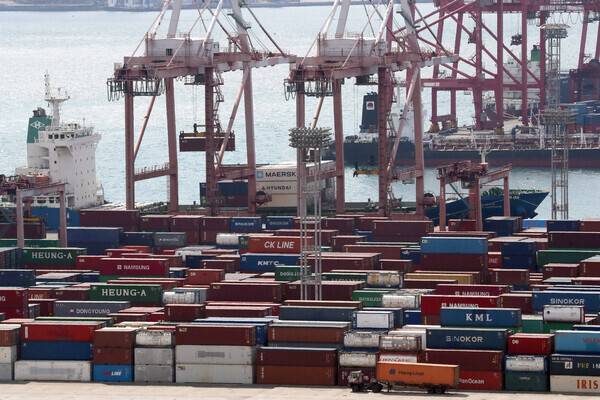 Shipping containers awaiting export at Busan Port. (Yonhap News)